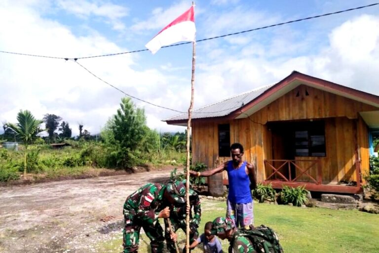 Satgas Yonif Raider 200/BN Ajak Masyarakat Distrik Elelim Papua Pegunungan Kibarkan Merah Putih