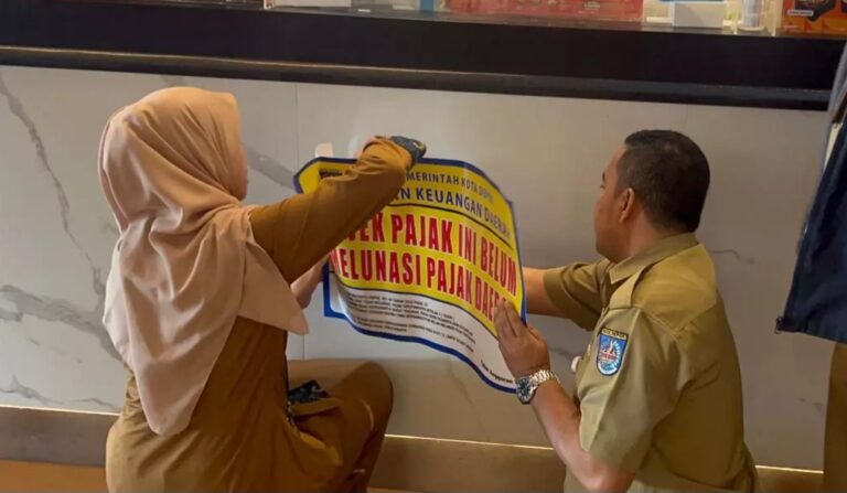 Delapan Restoran di Depok Ditempeli Stiker Nunggak Pajak