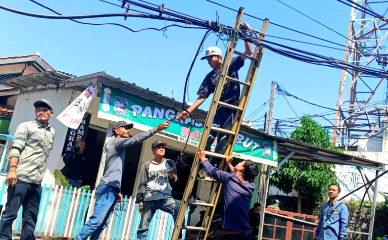 Membahayakan, Pemkot Depok Putus Kabel Menjuntai di Jalan Sempu Beji