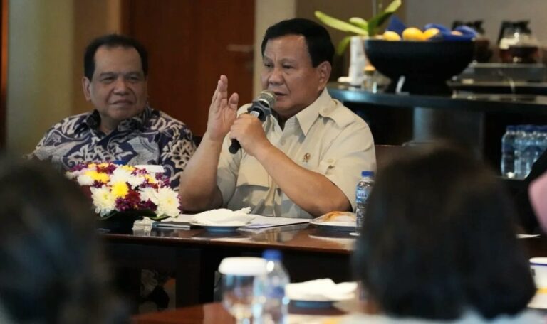 Bela Jokowi, Prabowo Sebut Rocky Gerung Keliru