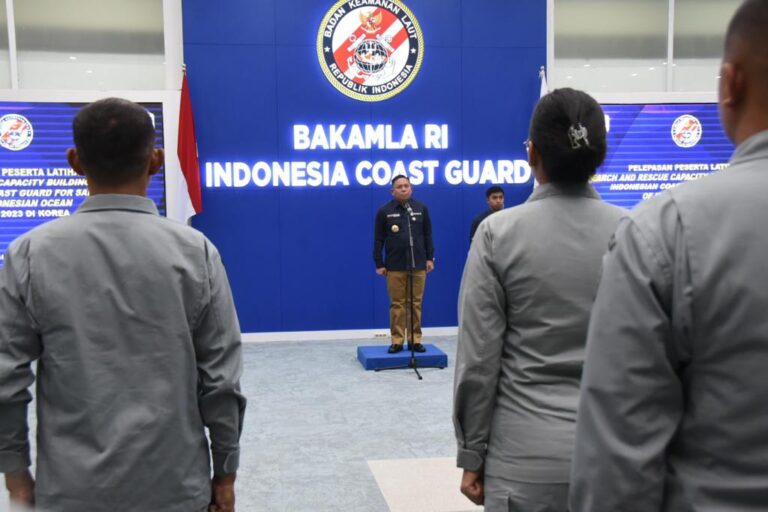 Dua Hari Menjabat, Kepala Bakamla RI Melepas Personel Latihan ke Korea Selatan