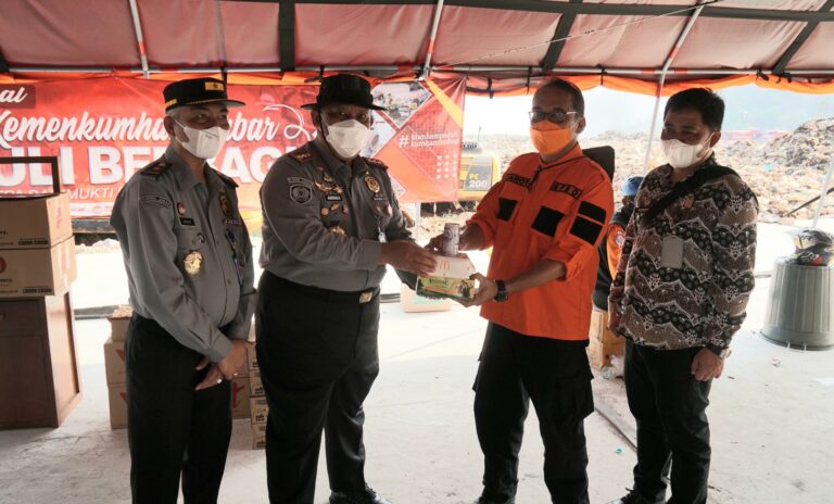 Kemenkumham Jabar Salurkan Bantuan Penambah Energi untuk Petugas Damkar di TPA Sarimukti