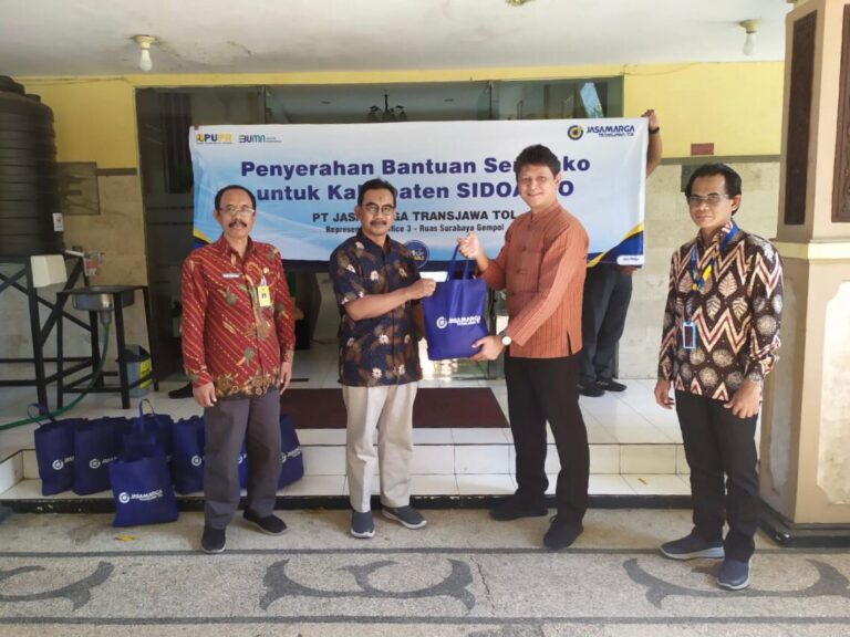 Jasamarga Bagikan 1.000 Paket Sembako untuk Warga Sekitar Jalan Tol Surabaya-Gempol