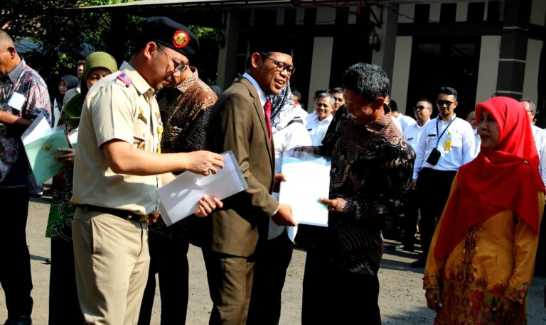 BPN Depok Bagikan Sertifikat PTSL ke Warga dan Pemkot