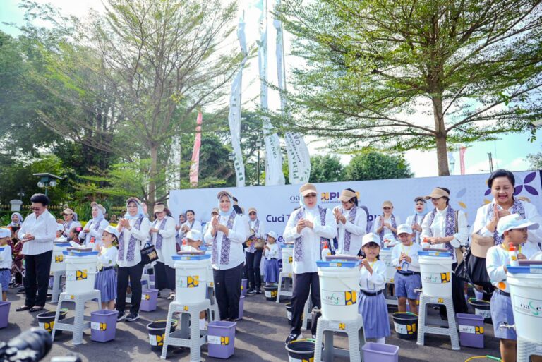 Siswa Madrasah Bermain MB Junior bersama Iriana Jokowi dan OASE KIM
