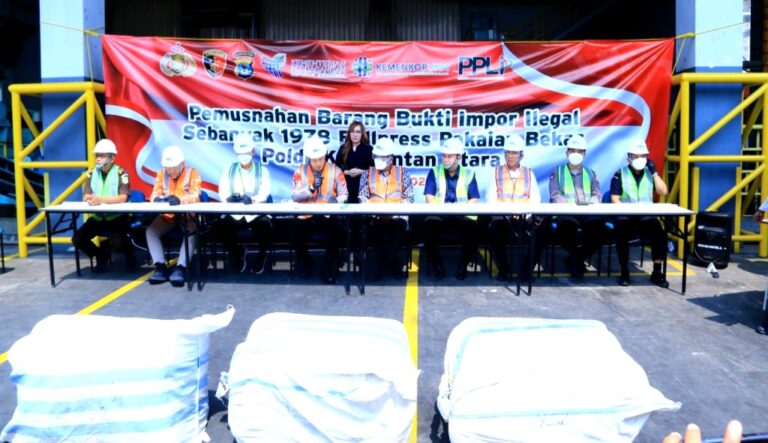 Polisi Musnahkan Pakaian Impor Bekas Ilegal Senilai Rp 15 Miliar di Bogor