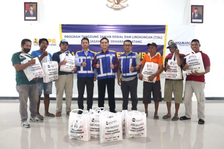 PT Jasamarga Semarang Batang Salurkan 1.000 Paket Sembako untuk Warga di Sekitar Tol