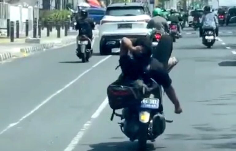 Aksi Santuy Pemotor Nyetir dengan Kaki di Margonda Raya Viral di Depok