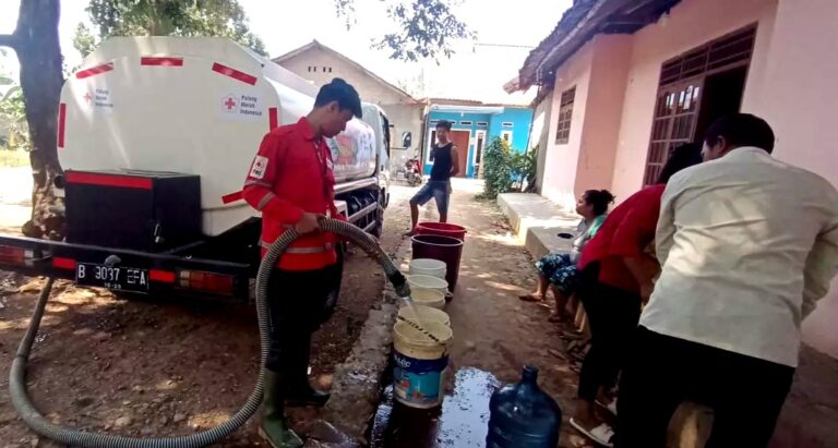 PMI Depok Distribusikan 15.000 Liter Air Bersih ke 3.236 Warga Terdampak Kekeringan