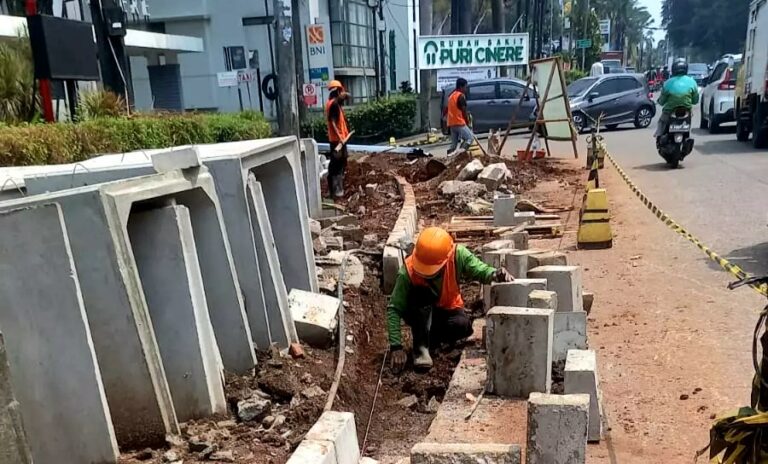 Trotoar di Jalan Cinere Raya Depok Ditata