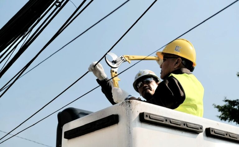 Wali Kota Depok Turun Langsung Potong Kabel Semrawut di Jalan Tole Iskandar