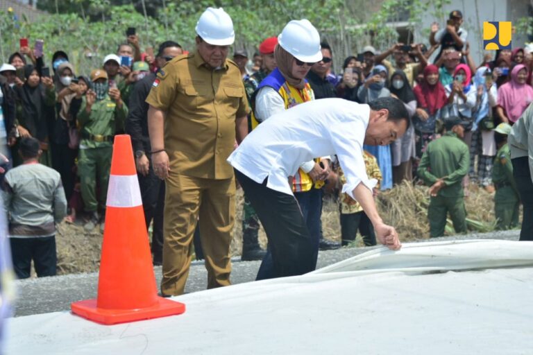 Jokowi Tinjau Inpres Jalan Daerah di Lampung, Progress Capai 60%