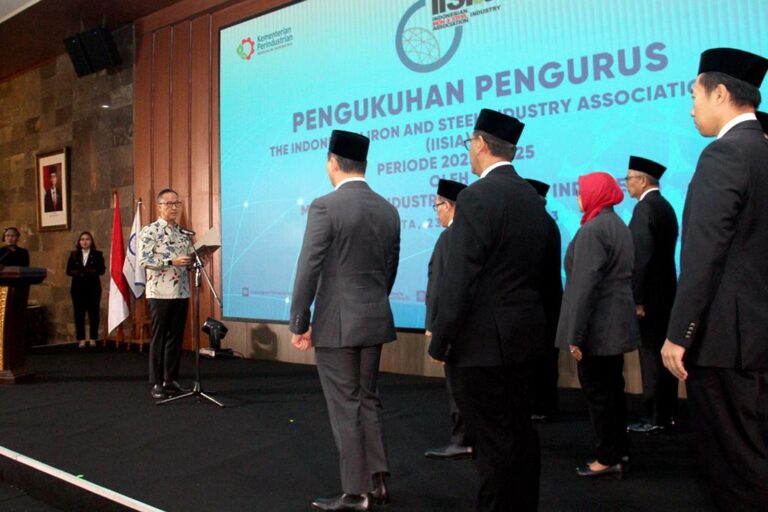 Kukuhkan Kepengurusan Asosiasi Besi dan Baja, Menperin Minta Industri Dukung Rencana Aksi Dekarbonisasi