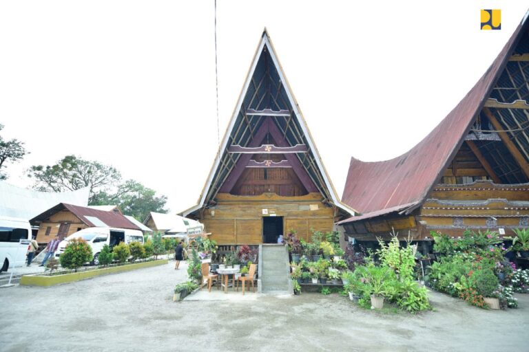 Kenalkan Budaya Batak, Kementerian PUPR Ajak Wisatawan Menginap di Sarhunta Danau Toba