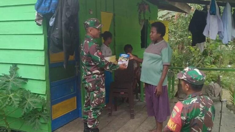 Babinsa Koramil 1710-07/Mapurujaya Bagikan Susu Ibu Hamil Di Wilayah Binaan