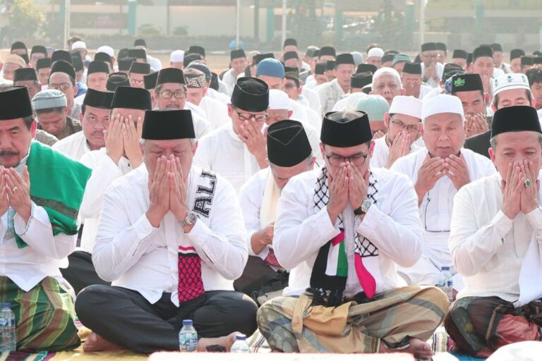 Benyamin Bersama Ribuan Masyarakat Lakukan Salat Istisqa’