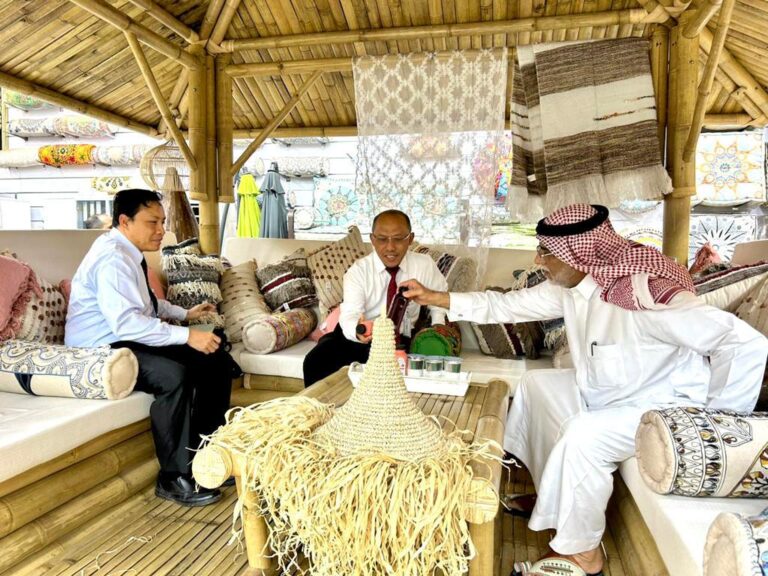 Mebel dan Dekorasi Rumah Berbahan Baku Alami UKM Indonesia Digemari di Arab Saudi