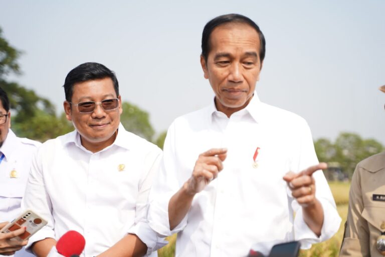 Gerak Cepat Amankan Produksi, Plt Mentan Dampingi Presiden Panen Padi di Sukamandi