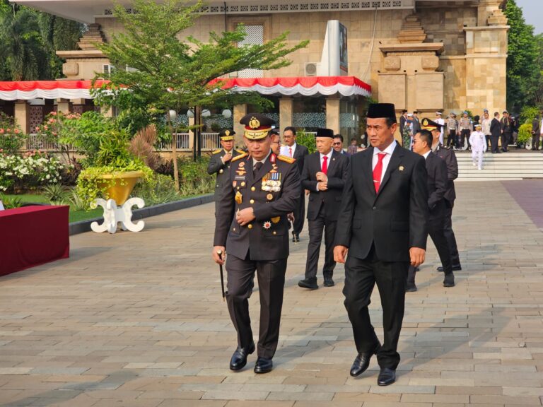 Bersama Presiden, Mentan Amran Hadiri Peringatan Hari Pahlawan 2023 di TMP Kalibata