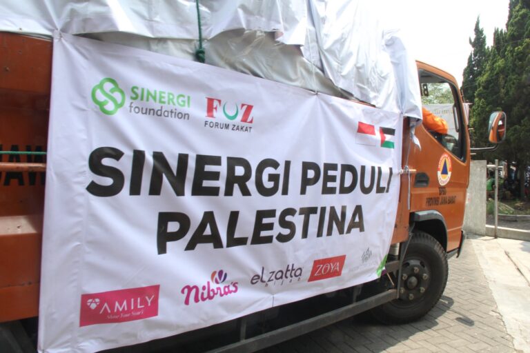 Sinergi Foundation Kolaborasi dengan TNI AL Salurkan Bantuan untuk Palestina