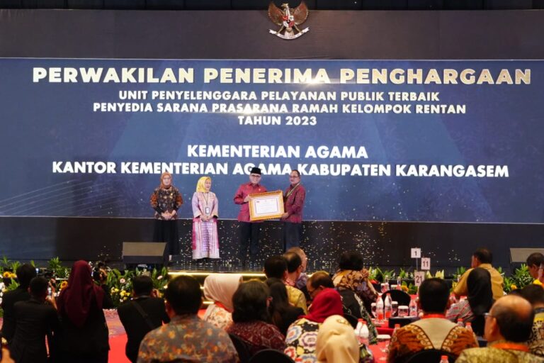 Kantor Kemenag Karangasem Raih Penghargaan Pelayanan Publik dari Kementerian PAN RB
