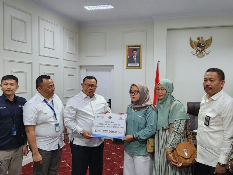 Kemenag Serahkan Ekstra Cover bagi Jemaah Haji Wafat di Pesawat, Masing-masing Rp125 Juta