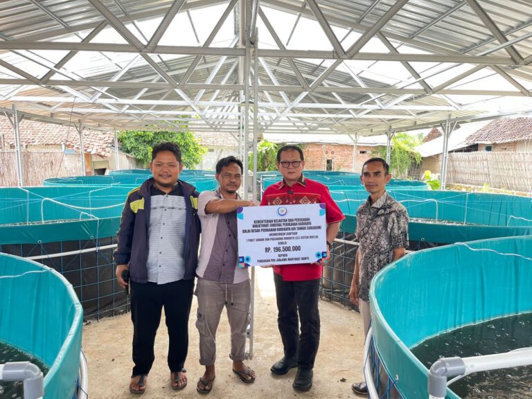 Komitmen Dukung Sektor Perikanan, Prof Rokhmin salurkan Bantuan Budidaya Lele Bioflok