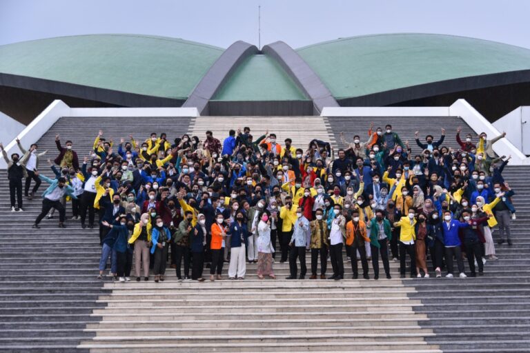 Cerita Haru dan Foto Bersama Iringi Perpisahan Mahasiswa Magang di DPR RI