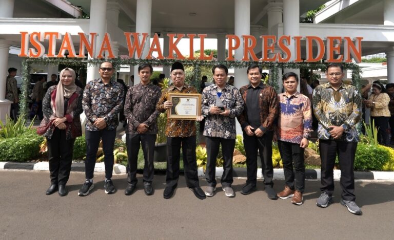 Bikin Bangga! Wapres RI Anugerahi UIN Bandung Jadi Lembaga Publik Informatif 2023