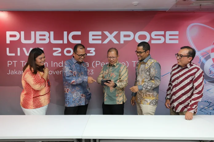 Direktur Keuangan & Manajemen Risiko Telkom Heri Supriadi (tengah), Direktur Strategic Portfolio Telkom Budi Setyawan Wijaya (kedua dari kiri), Direktur Keuangan & Manajemen Risiko Telkomsel Mohamad Ramzy (kedua dari kanan), VP Corporate Communication Telkom Andri Herawan Sasoko (paling kanan) dan VP Investor Relation Telkom Anetta Hasan (paling kiri) pada Public Expose Live Telkom 2023 di Jakarta.