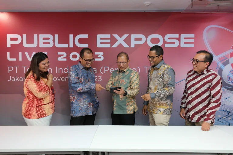 Direktur Keuangan & Manajemen Risiko Telkom Heri Supriadi (tengah), Direktur Strategic Portfolio Telkom Budi Setyawan Wijaya (kedua dari kiri), Direktur Keuangan & Manajemen Risiko Telkomsel Mohamad Ramzy (kedua dari kanan), VP Corporate Communication Telkom Andri Herawan Sasoko (paling kanan) dan VP Investor Relation Telkom Anetta Hasan (paling kiri) pada Public Expose Live Telkom 2023 di Jakarta.