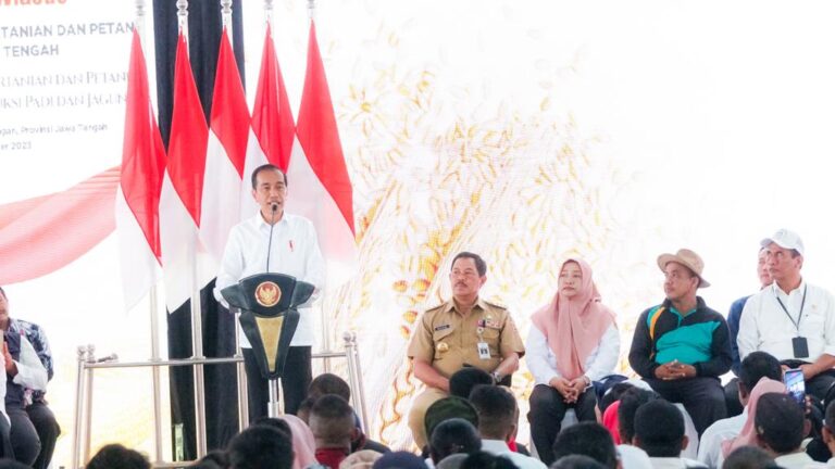 Didampingi Mentan Amran, Presiden Jokowi Sapa Puluhan Ribu Petani, Penyuluh & Babinsa Se – Jawa Tengah
