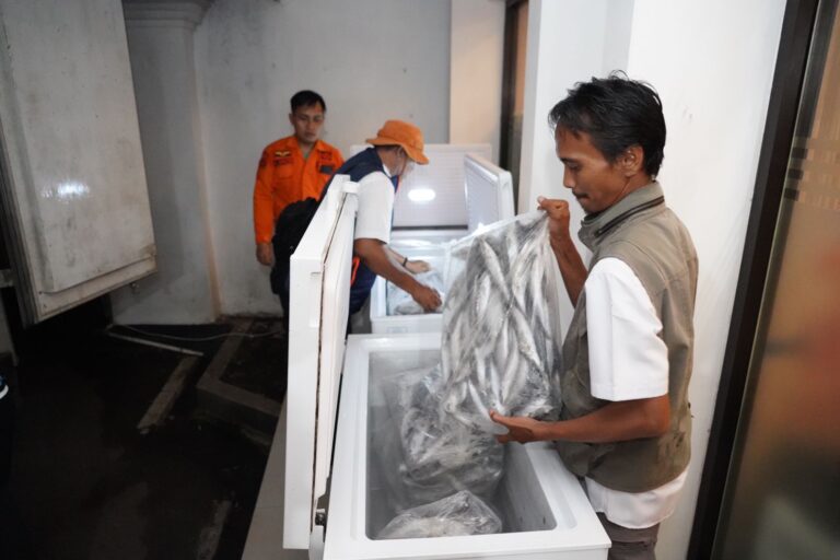 KKP Berikan Bantuan untuk Korban Gempa Sumedang Sebanyak 1,6 Ton Ikan