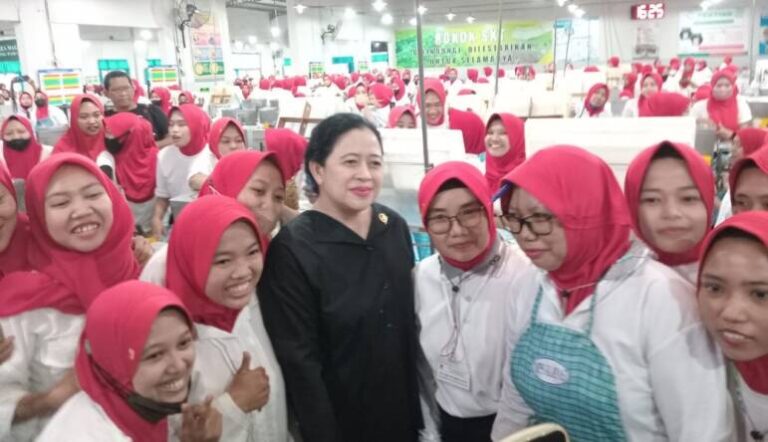 Tinjau Pabrik Pelintingan Rokok di Bojonegoro, Puan Maharani Bangga Bertemu Banyak ‘Gadis Kretek’