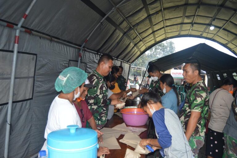 TNI Dirikan Tenda Kesehatan dan Dapur Umum Bantu Korban Erupsi Gunung Lewotobi NTT