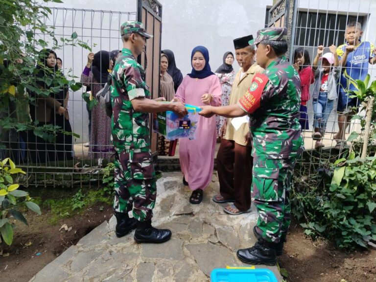 Panglima TNI Bagikan 300 Paket Sembako Untuk Pesantren dan Masyarakat