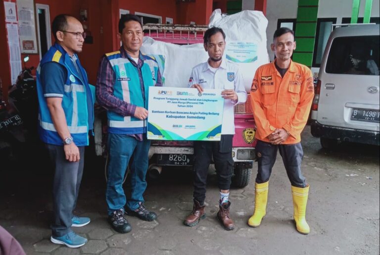 Jasa Marga Salurkan Bantuan untuk Masyarakat Terdampak Angin Puting Beliung di Bandung dan Sumedang