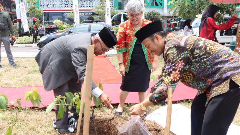 AICIS 2024, Pemuka Agama Mancanegara Tanam Pohon untuk Pelestarian Lingkungan