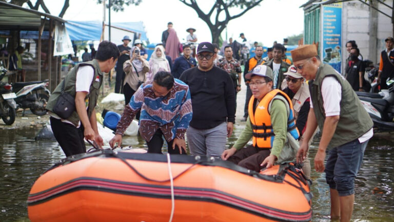 Kemenag, BAZNAS, dan LAZ Serahkan Bantuan untuk Korban Banjir di Jateng