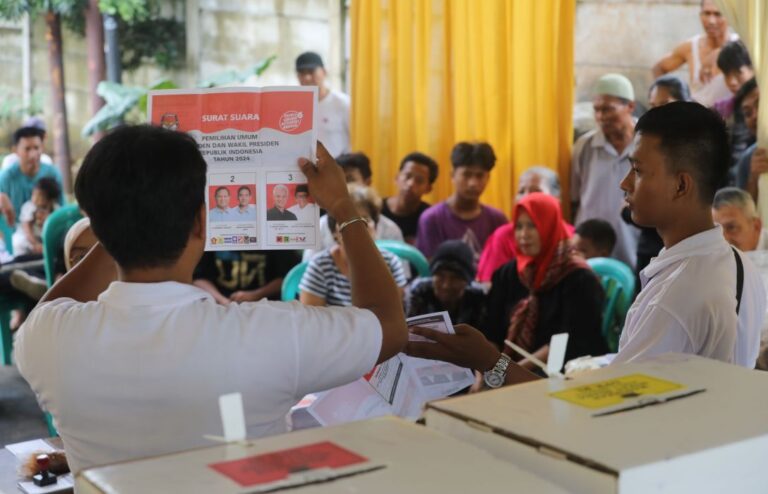 Jaga Suara Rakyat, Penyelenggara Pemilu di TPS Rela ‘Berperang’ Lawan Rasa Kantuk