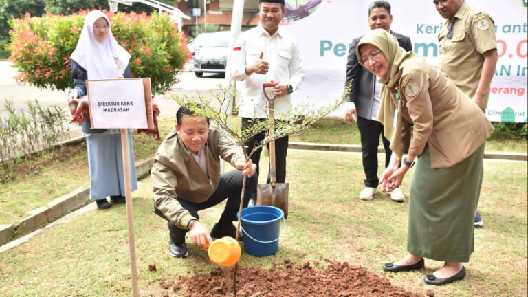 Peduli Lingkungan, MAN IC se Indonesia Tanam 10.000 Pohon