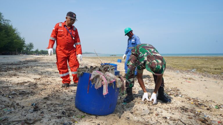 Pertamina Peduli Kesehatan dan Lingkungan di Tuban Laksanakan Coastal Clean Up dan Bina Posyandu