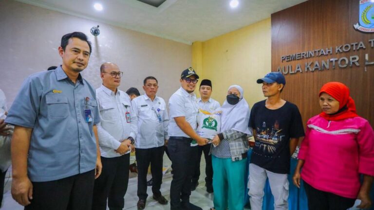 Ringankan Beban Masyarakat, Ben-Pilar Serahkan Bantuan Pangan