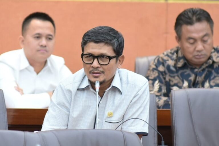 Buka Data Distribusi Beras ke Publik Secara Transparan