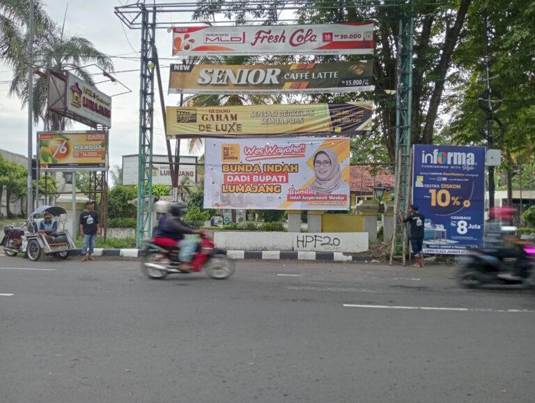 Spanduk ‘Wes Wayae Bunda Indah Dadi Bupati Lumajang 2024’ Bertebaran di Sejumlah Lokasi