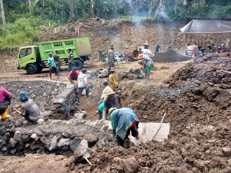 Satgas TMMD Ke-119 Kodim Karangasem Garap Leneng Dan Gorong-Gorong Bersama Warga