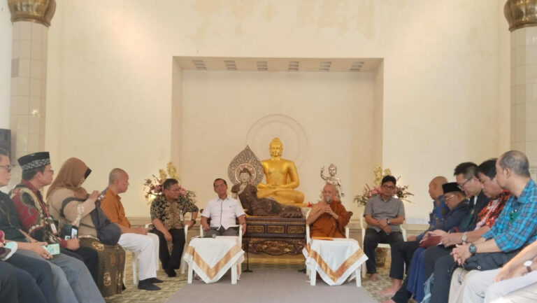 Bhante Pannavaro: Kami Senang Chattra pada Candi Borobudur Dipasang Kembali