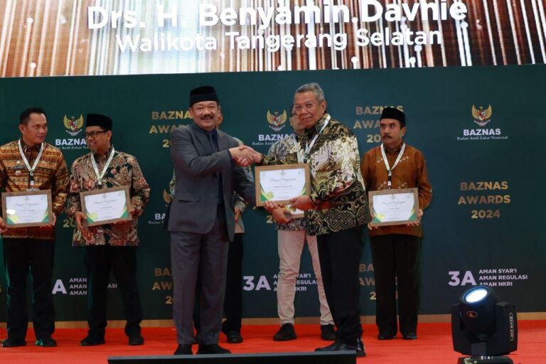 Wali Kota Tangsel Raih Penghargaan Kepala Daerah Pendukung Pengelolaan Zakat Terbaik
