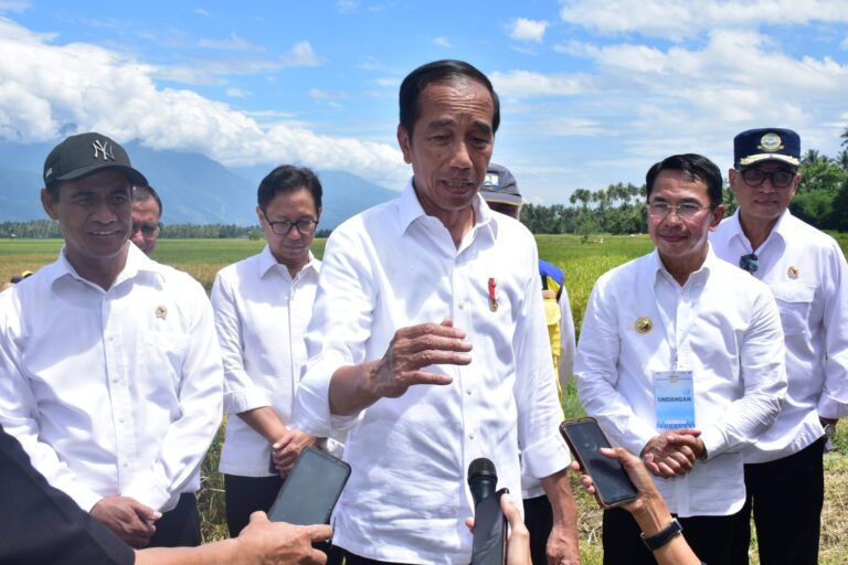 Presiden Jokowi Apresiasi Gebrakan Mentan Amran Lakukan Percepatan Tanam Padi