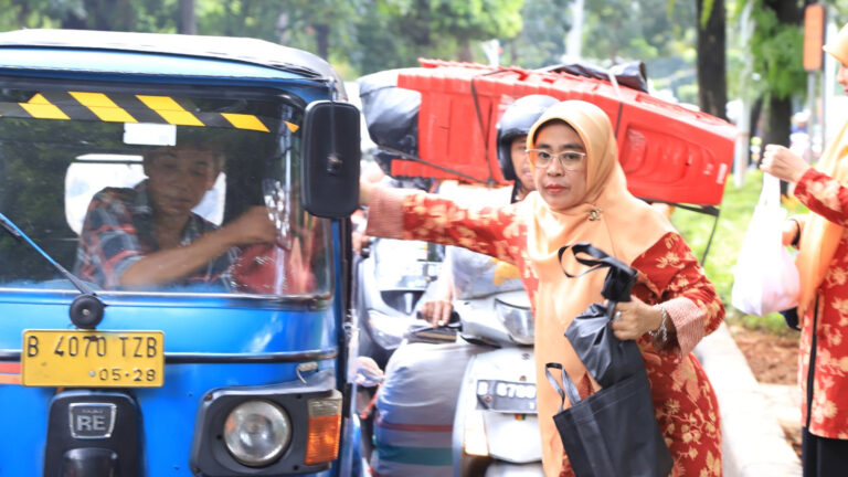 Dharma Wanita Persatuan Bimas Islam Bagikan 700 Paket Takjil Ramadan